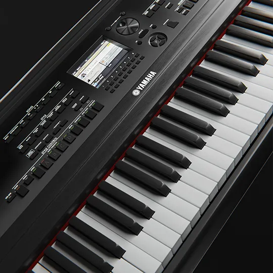 La tastiera Yamaha DGX670 mostrata su di un fondale scuro
